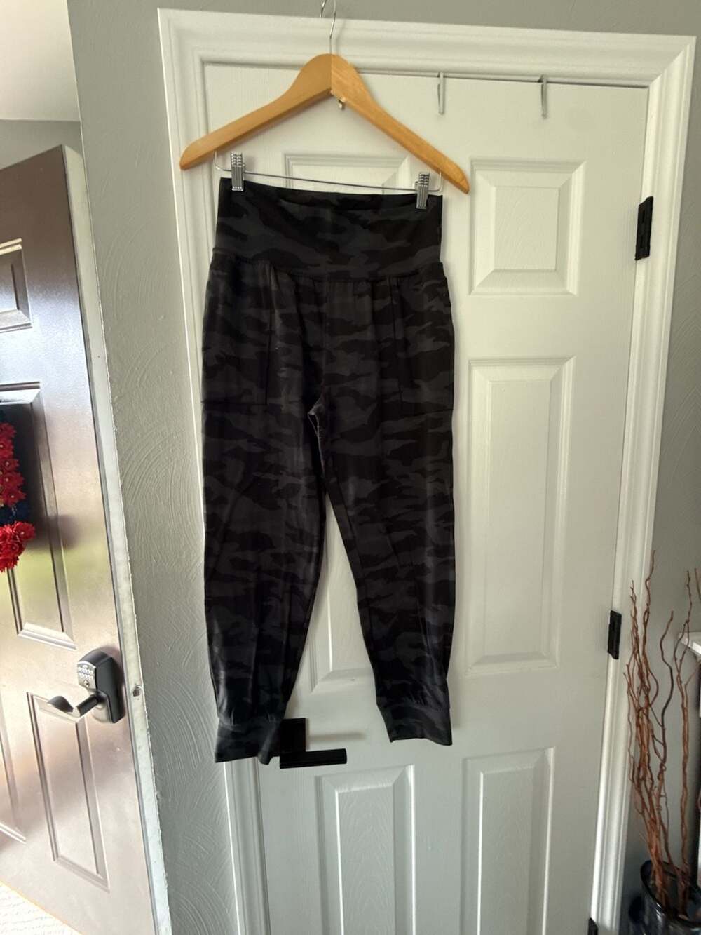 Athleta Salutation Camo Jogger Size M Black Camouflage